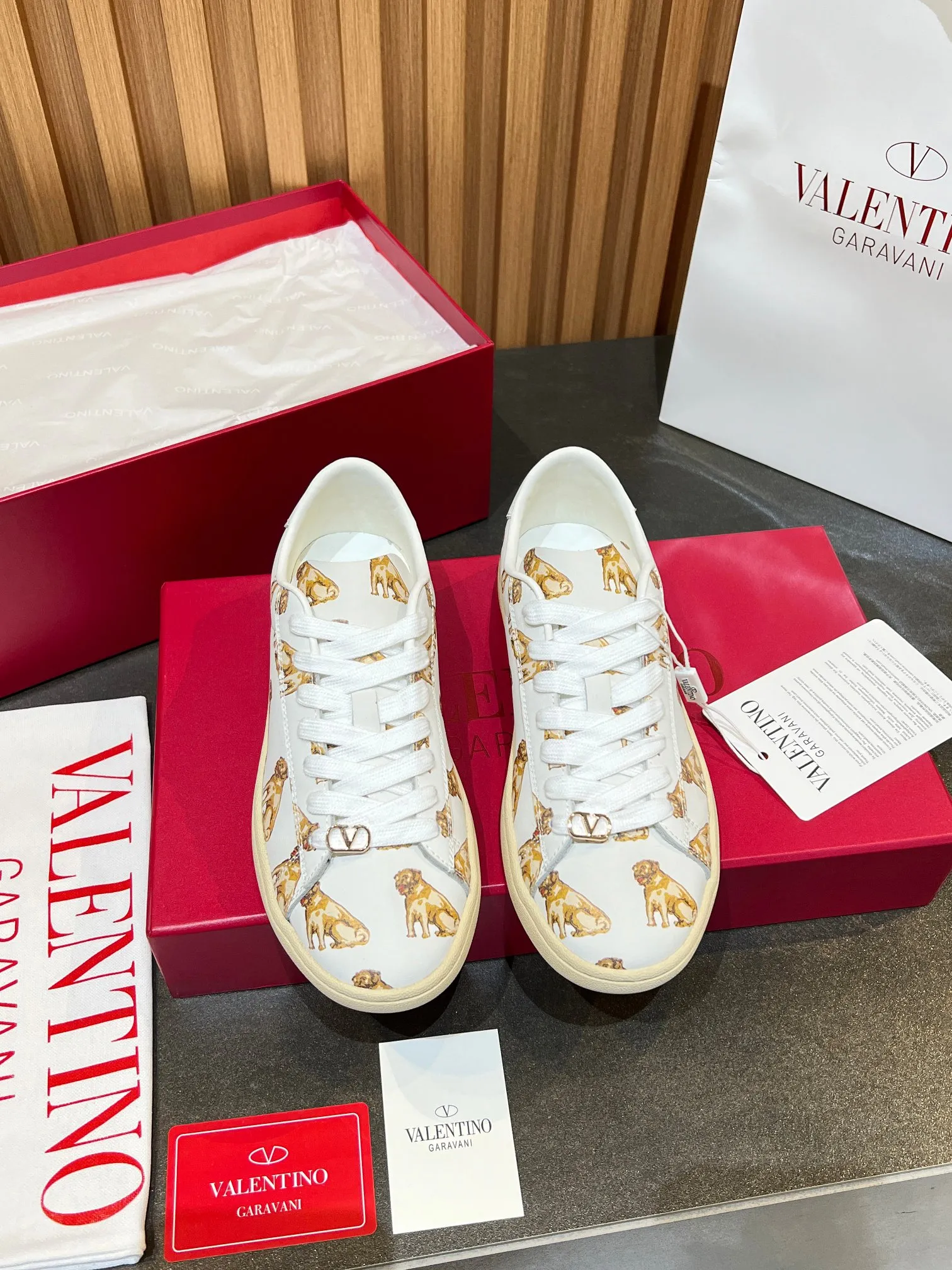 [Valentino] P: 640💰 Couple style, size: women 35-40▪️men 39-44 (45. Customized) Valentino VLTN casual shoes 2025 latest moral training shoes I can't put it down. Seiko details of cowhide sneakers, retro fashion, simple and advanced, casual matching. 1:1 restoration! Top luxury masterpiece, lace-up design, soft and comfortable imported calfskin brings excellent and elegant texture and excellent foot comfort. Top purchasing version upper: imported calfskin surface/original oil edge process + printing process. Inner lining: water-dyed cowhide lining. Outsole: original development 𝐓𝐏𝐔 two-color combination outsole. Packaging: full package with original configuration.